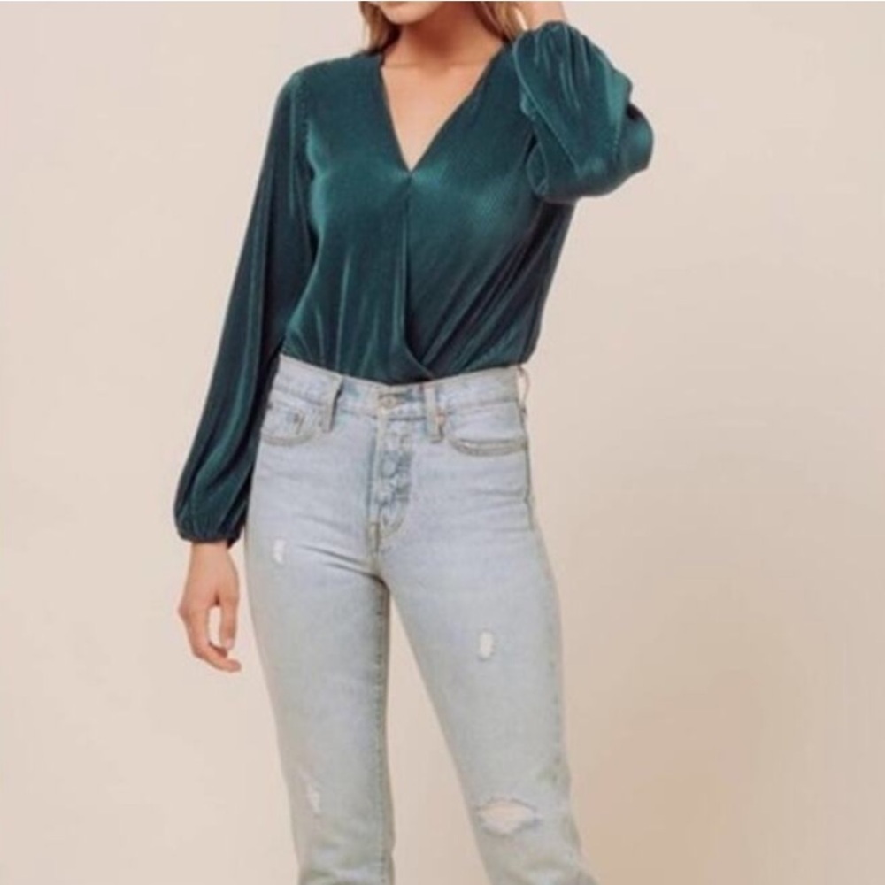 ASTR The Label Emerald Green Micro-Pleat Surplice V-Neck Thong Bodysuit Size M